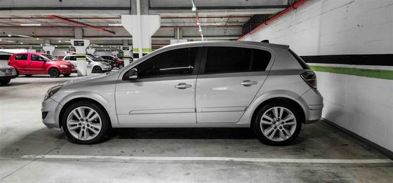 CHEVROLET VECTRA 2.0 MPFI GT HATCH 8V FLEX 4P MANUAL CHEVROLET VECTRA 2.0 MPFI GT HATCH 8V FLEX 4P MANUAL